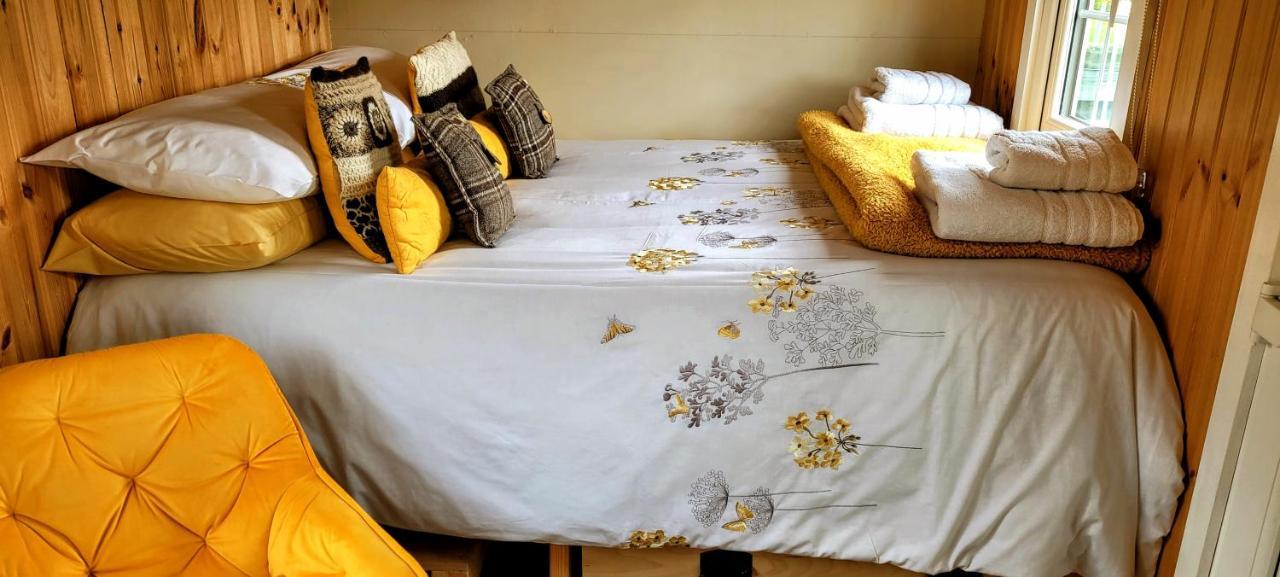 בלמקרה Small Cozy Shepherd Hut 20 By 7 Feet With Boxed In High Double Bed מראה חיצוני תמונה